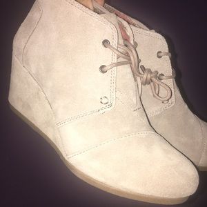TOMS Women’s Desert Wedge; Taupe Suede Size 9